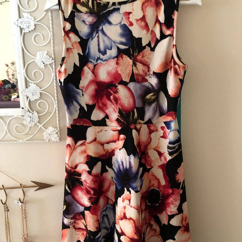Forever 21 plunging neckline Floral dress - Picture 4 of 5